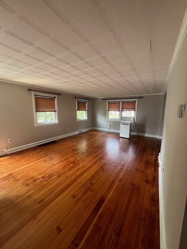 Livingroom - 70 Tartan Rd