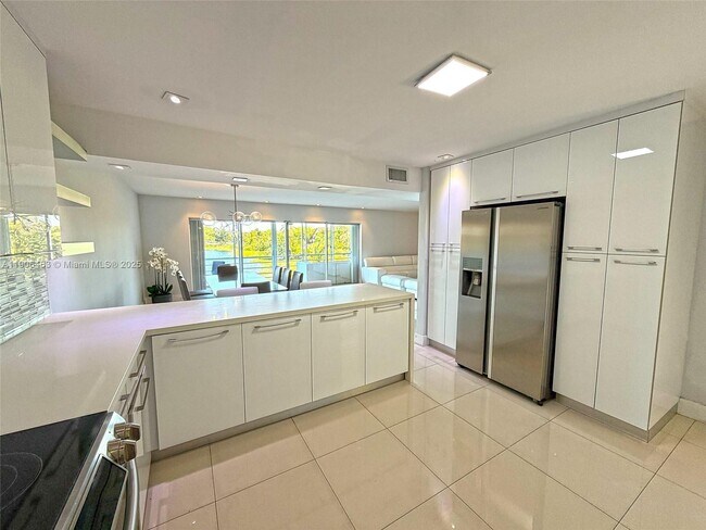 Building Photo - 879 NE 195th St