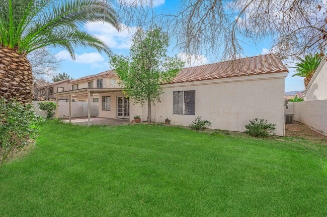 Building Photo - Single Story Guard-Gated Living with Golf Course Access