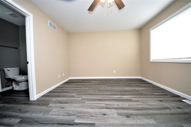 Building Photo - 210 Arlington Way