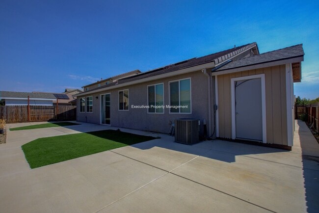 Building Photo - 495 Daffodil Dr