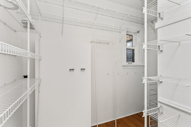 Building Photo - 834 Hinman Ave