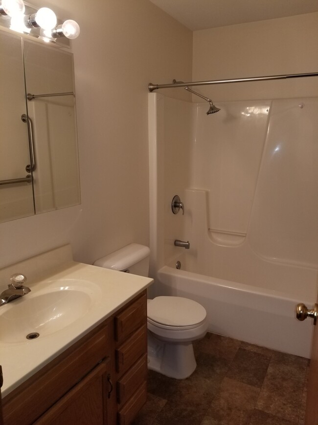 bathroom - 1112 Oakview Dr