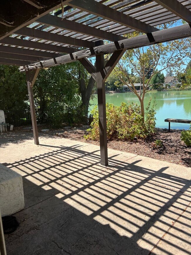 Building Photo - Stunning Views! Lake front 3 bed/2ba Home in Stonegate Community!