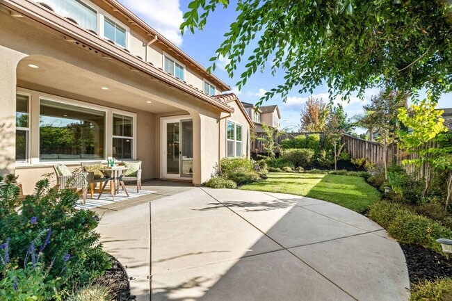 Building Photo - HILLTOP CORNER HOME WITH GORGEOUS VIEWS