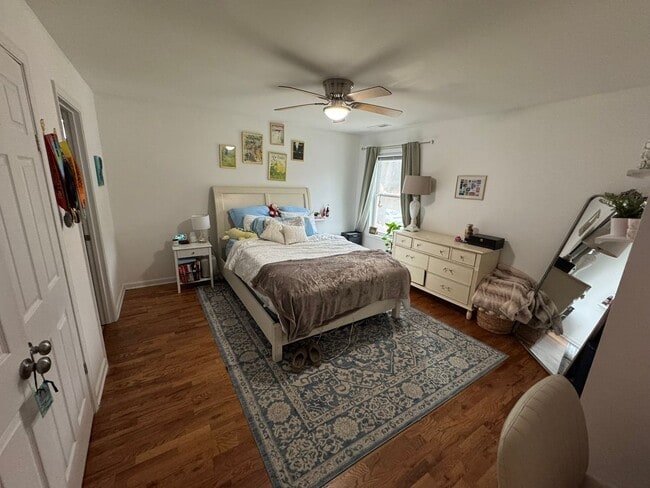 Building Photo - 4 Bedroom Downtown Beauty!