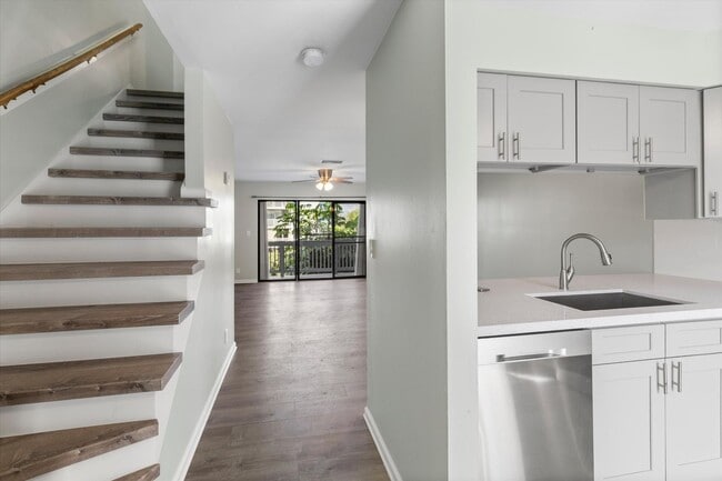 Building Photo - Spacious 3 Bedroom Townhome Available Now!