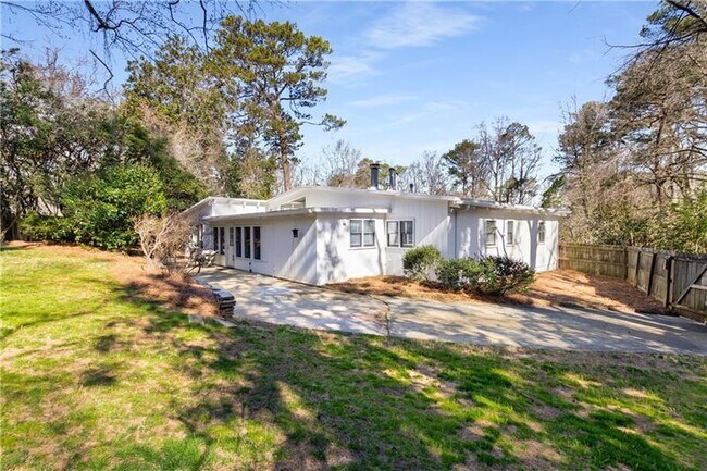 Building Photo - 130 Putnam Cir NE