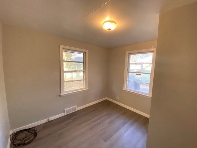 Building Photo - Don't Miss out! New Listing Available Now! 3 Bedroom / 1 BA Attached Garage