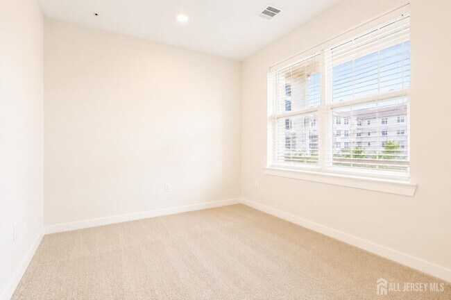 Building Photo - 723 Lorhan Dr