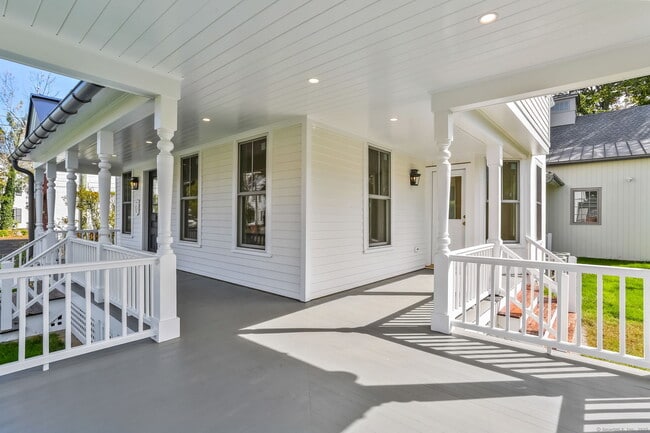 Building Photo - 134 Rowayton Ave