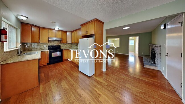 Building Photo - $1,000 Rent Credit if move-in occurs befor...