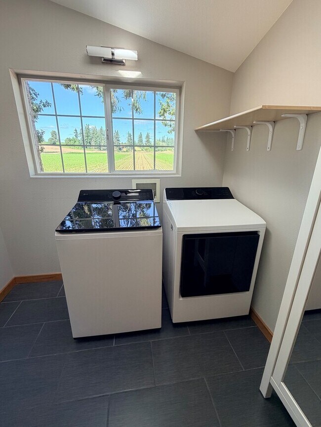 Building Photo - Spacious Home with Office, Studio, Workshop - Endless Possibilities!