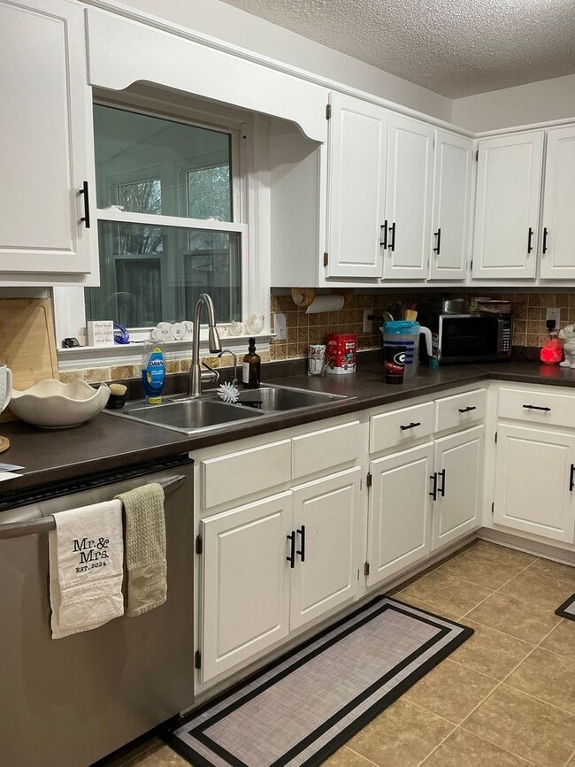 Building Photo - 2/2