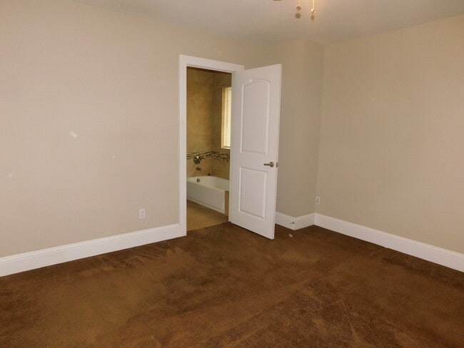 Building Photo - 4803 Forest Ct