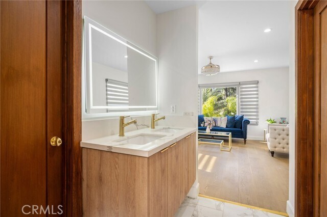 Building Photo - 2065 E Altadena Dr