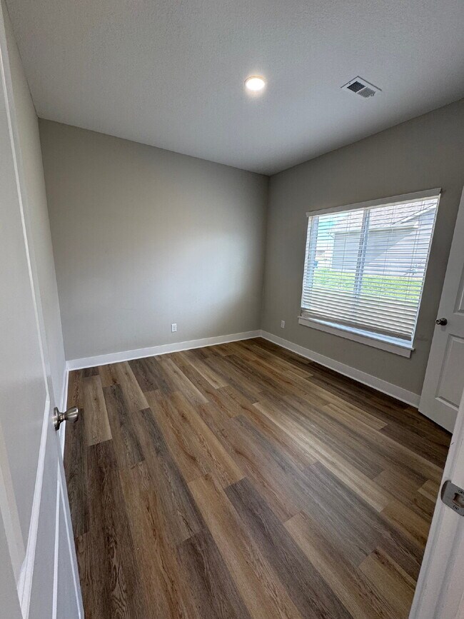 Building Photo - 5250 N Cypress Cir