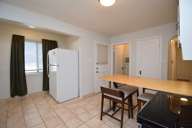 Building Photo - 5806 Highland Dr