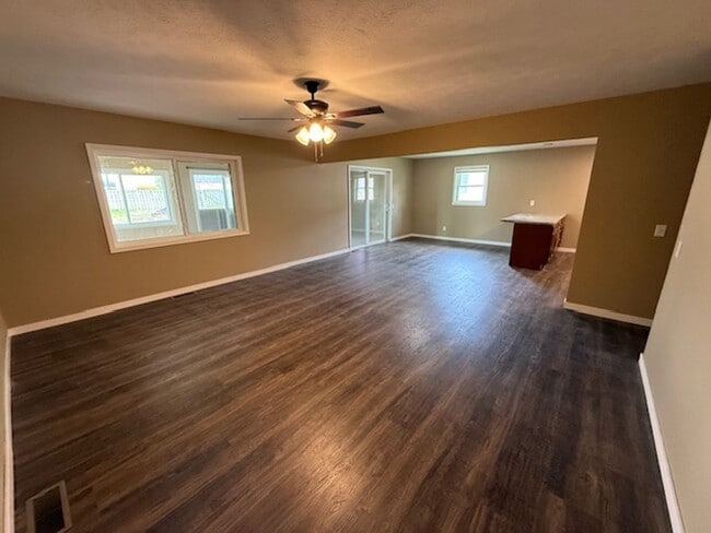 Building Photo - 115 W Ash St