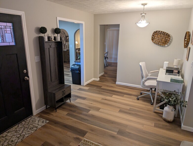 Building Photo - 906 N Wagon Wheel Trl