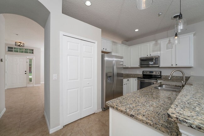 Building Photo - Cute and Spacious 3/2 House w/Bonus Room i...
