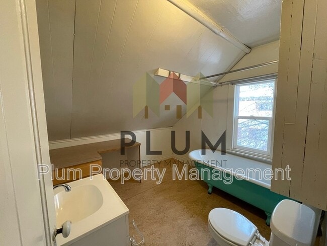 Building Photo - Lease Pending | 807 Bulwer Street