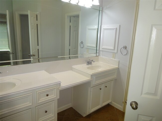 Building Photo - 13502 Redwood Shores Dr