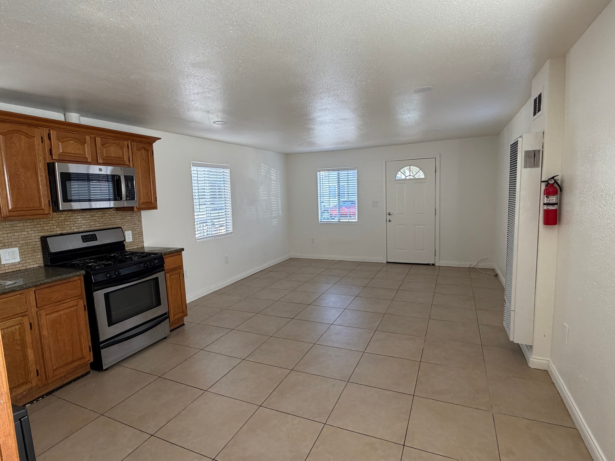 Building Photo - 654 W 21st St