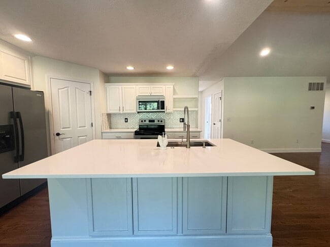 Building Photo - WELCOME HOME!