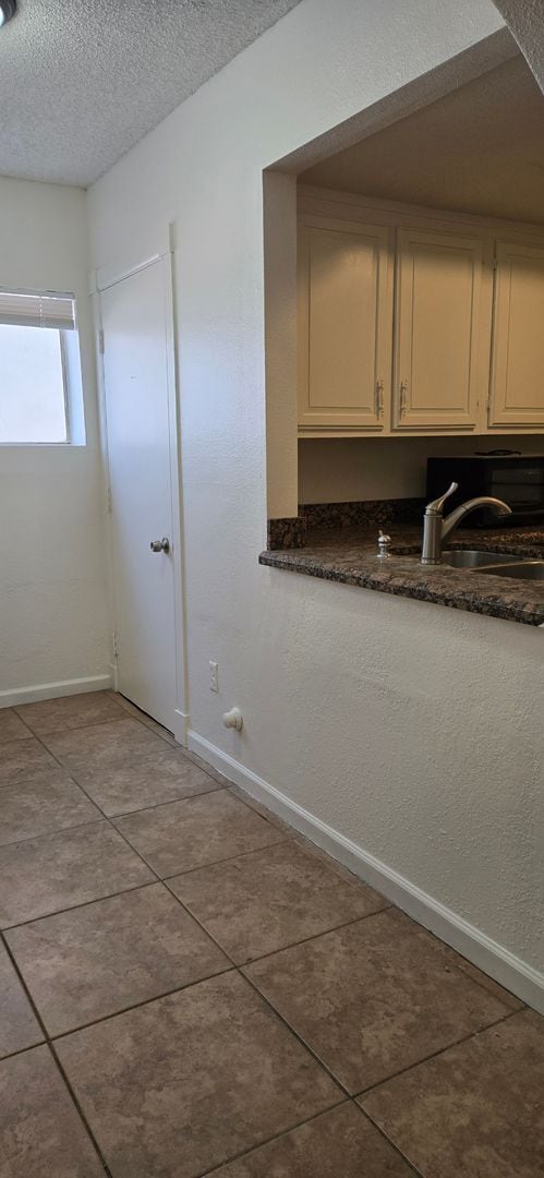 Building Photo - Beautiful 2 bedroom 2 bath Condo  New Paint and flooring throughout