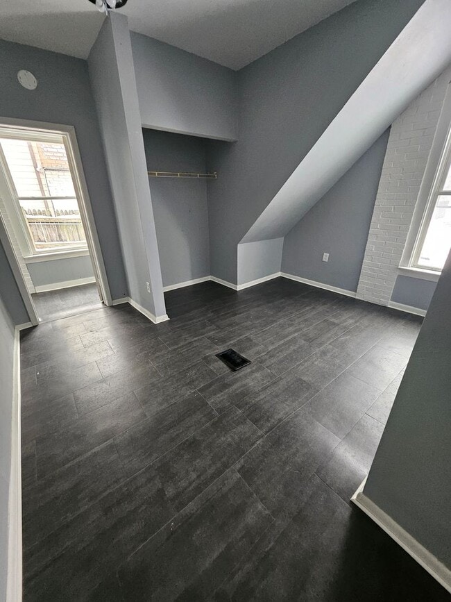 Building Photo - Lower 2 bedroom unit East Side