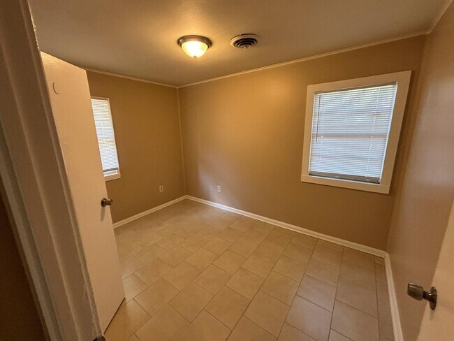 Building Photo - 3624 Sunrise St