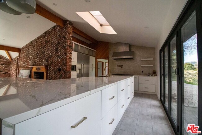 Building Photo - 11619 Lerdo Ave