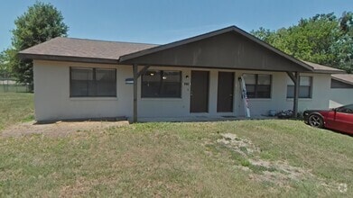 Building Photo - Beautiful 2 Bed 1 Bath Close to Town