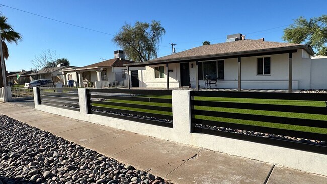 Building Photo - Renovated 4 Bedroom, 2 Bathroom Home in a Prime Phoenix Location!