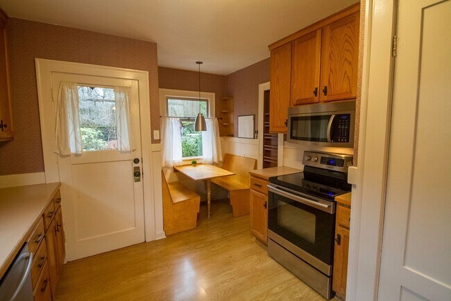 Building Photo - Beautiful Maple Leaf Home