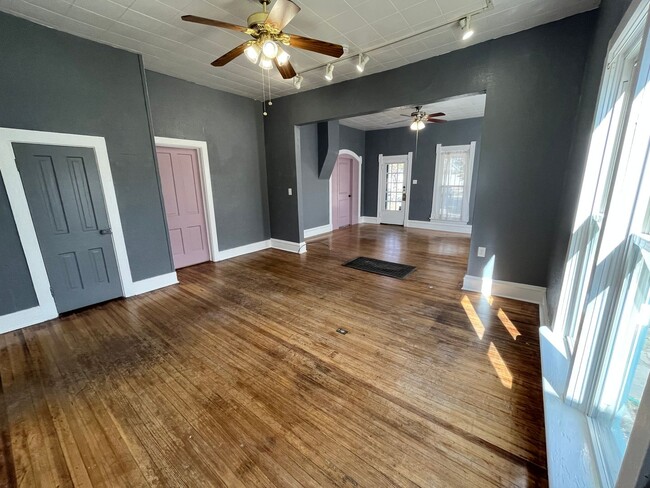 Building Photo - Charming 2-Bedroom Home Downtown Available...