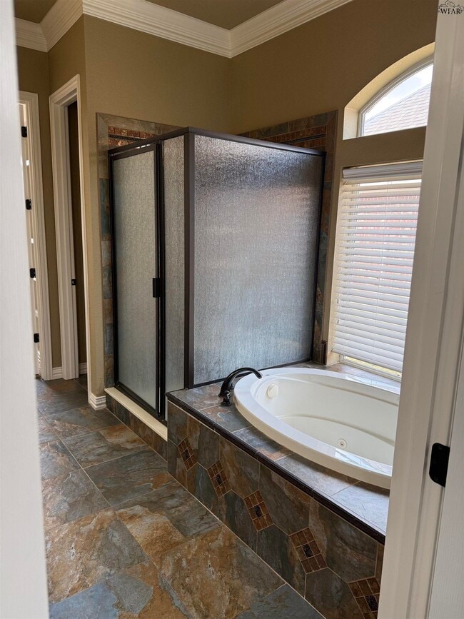 Building Photo - 5011 Lantana Dr
