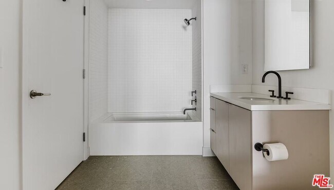 Building Photo - 1130 N Orange Dr