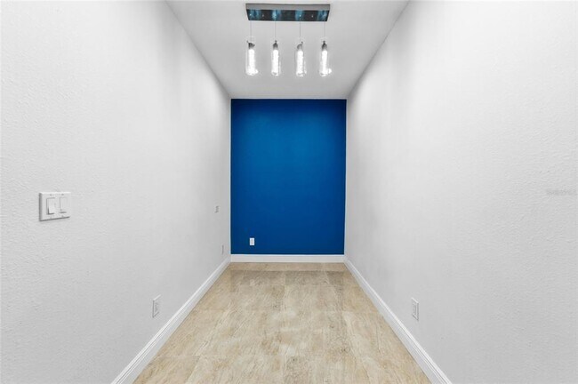 Building Photo - 6513 Thoroughbred Loop