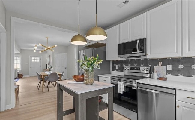 Building Photo - Newly Renovated 4 Bedroom, 2 Full Bath Home, Available Immediately!