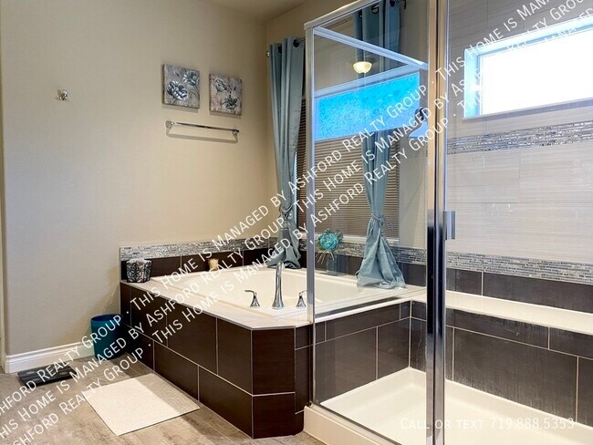 Building Photo - 7215 Rim Bluff Ln