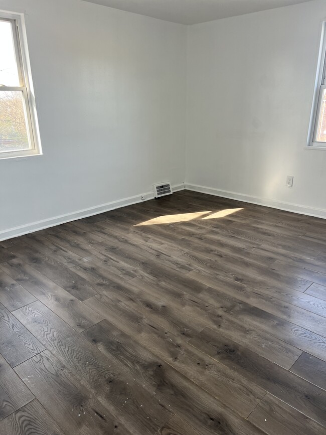 Building Photo - 51 Madison Dr