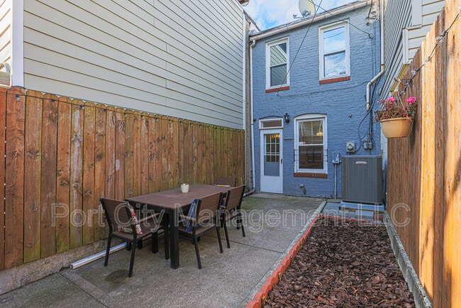 Building Photo - 813 S Belnord Ave