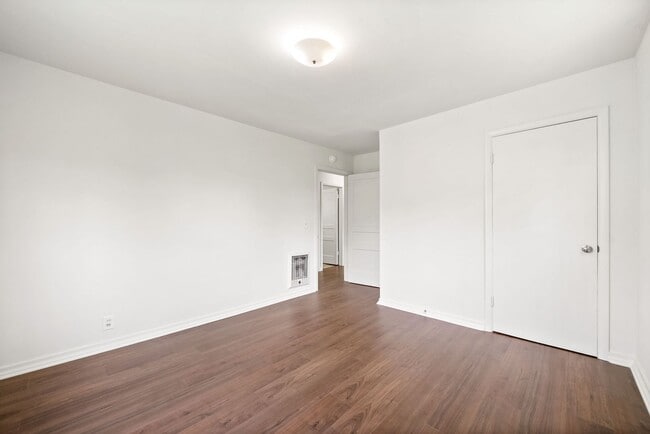 Building Photo - 3 Bedroom Home For Rent Near APSU!
