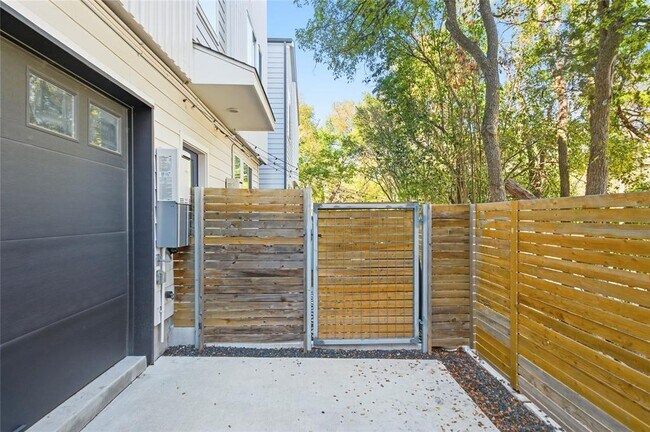 Building Photo - 814 N Bluff Dr