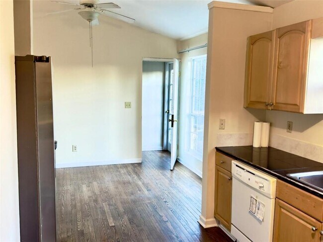 Building Photo - 2020 Driftwood Cir