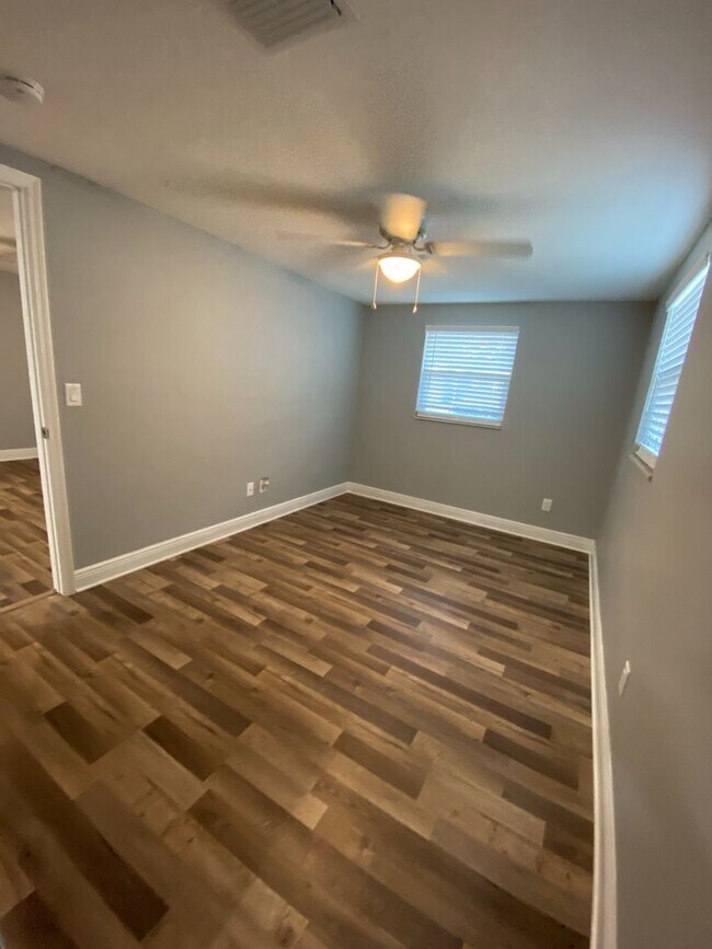 Building Photo - 1/1 Condo Within Walking Distance to Brandon Mall