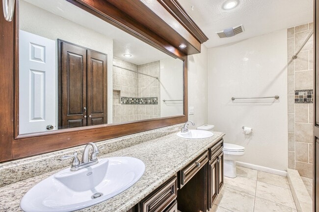 Building Photo - Beautiful House with 4 bed - 2 baths - office & covered big Jacuzzi