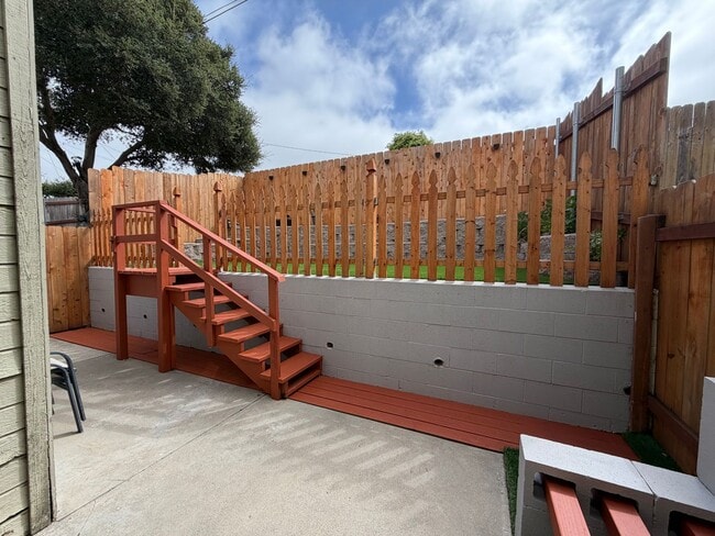 Building Photo - Vandenberg Village Condo